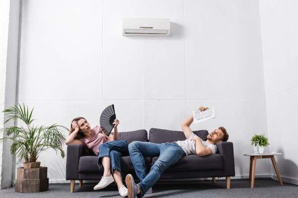 A couple with a broken air conditioner